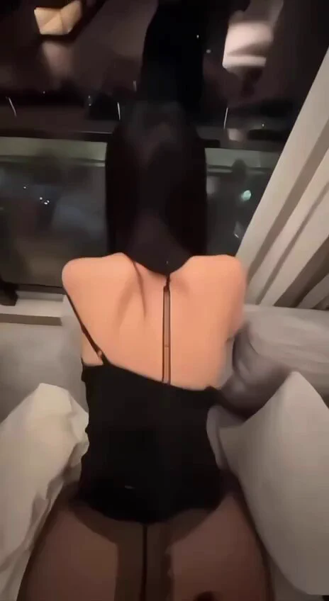 我对昨晚约的炮友真的太满意了，那个粗度完美契合我的身体…我透着玻璃看着窗外的人群放声的淫叫，看着玻璃里自己淫荡的样子，觉得自己的反差感也很诱人～像这样的炮友真的可以多来一点，我的要求很低，坚持十五分钟即可，你能达到这个要求么？ https://t.co/pmQwZDLVON