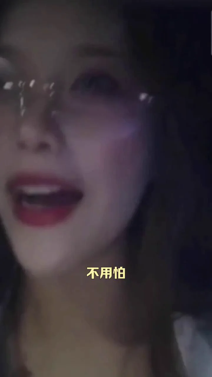 极品英语老师勾搭滴滴司机，各种花言巧语搞的司机小哥猝不及防，甚至还有点害怕（主要美女太漂亮了），还说万一刚插进去来了一堆人怎么办？在美女的各种挑逗之后还是没忍住，主动撕开丝袜就插了进去，美女越让温柔，小哥却越猛，还顶着花心射了进去~😍高清完整版看评论区 https://t.co/FE4FnOu4d4