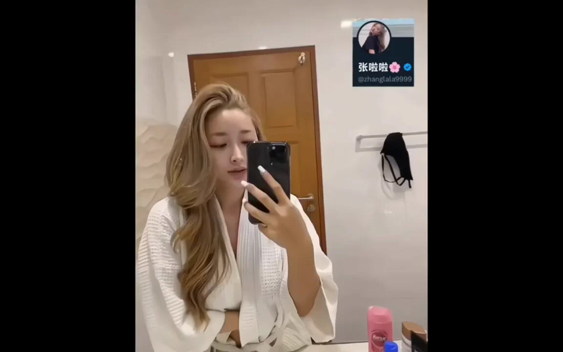 弟弟们，早呀。。。喜欢发骚的姐姐吗？ https://t.co/hovkXvcmEg
