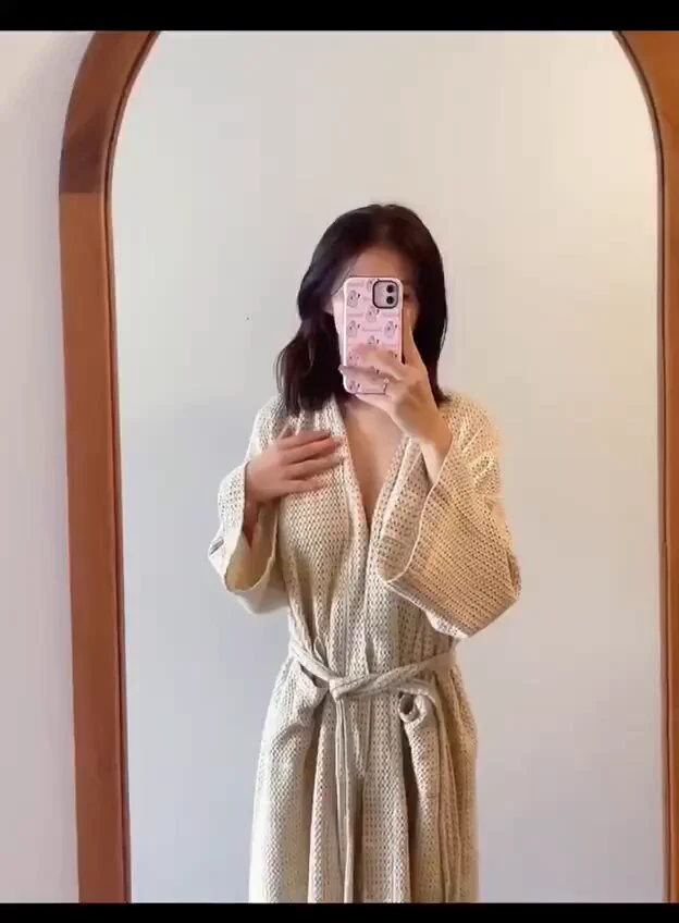 祝大家520快乐～虽然过了寻找浪漫的年纪，更多是为了肉体上的刺激。不过一些小惊喜依然能打动自己的心…给大家看看浴袍下的身体吧，520想挑个一起过的粉丝，有没有单身的，来报名～ https://t.co/POfzMY9znJ