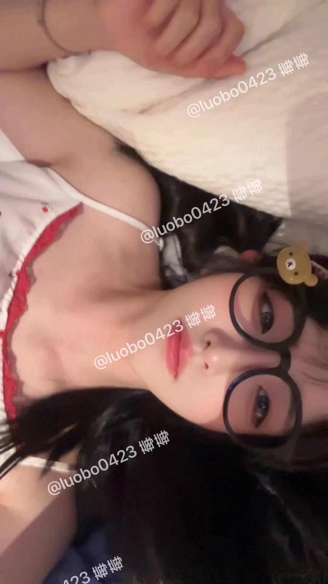 第一视角看莓莓被撅得嗷嗷呻吟，让粉丝更有代入感😣。话说你们想成为上面的还是下面的🧐 https://t.co/TPqhyTysmZ