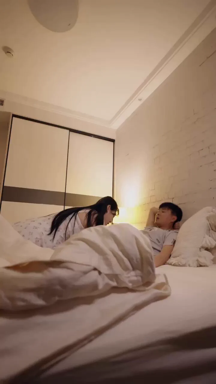 🔥小伙租房遇到一对饥渴的母女，没想到女儿竟然吃上妈妈的醋，主动过来给小伙儿口交😂妈妈也是风韵犹存，不晓得会不会晚上母女双飞呀😝🔥完整版80集，点我个人简介的VIP链接，到视频群，搜2505221即可看 https://t.co/YABa65fiNR