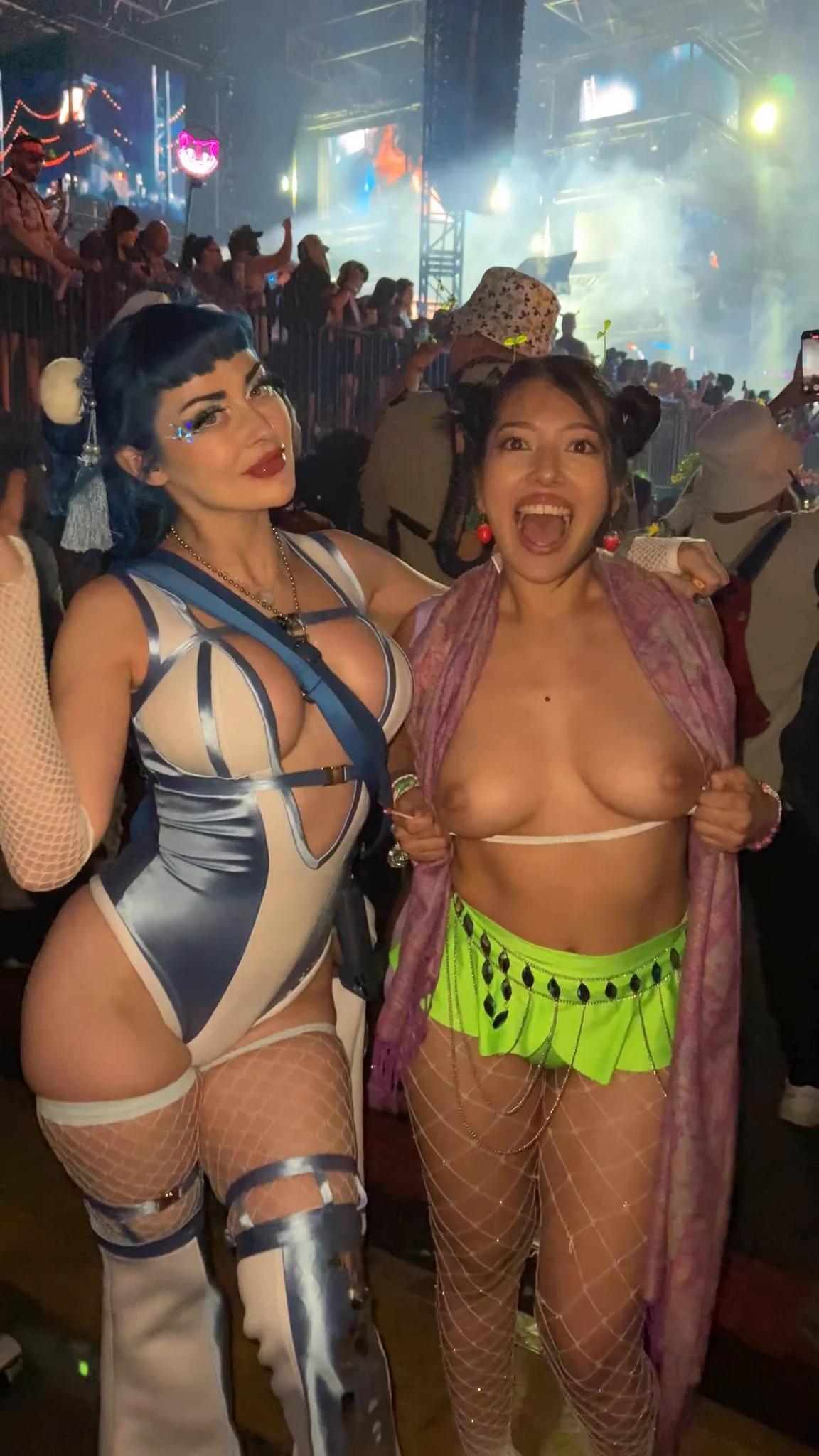met @jewelz_blu at edc! 💙🦋she was so sweet &amp; gorgeous irl🥹🌈 https://t.co/6f9CAg5Q5S
