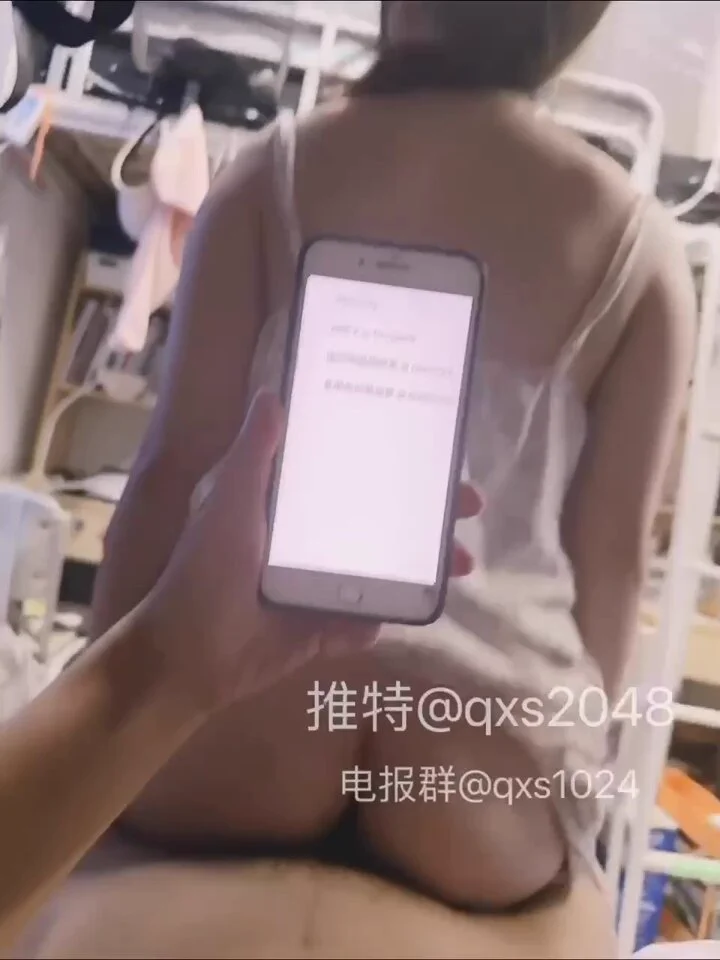 04年女大宿舍初体验！！！到她学校送她回宿舍，一进门那真是…我以为我进了垃圾场…女生的宿舍真是乱，内裤乱丢，听她说对面楼的男生天天偷窥她们…真是笑死！直奔主题，无套最后直接射进她嘴里了！！！！爽！这也是第一次初体验，在女生宿舍里做爱！真的很刺激！！ https://t.co/jxpTkoybeD