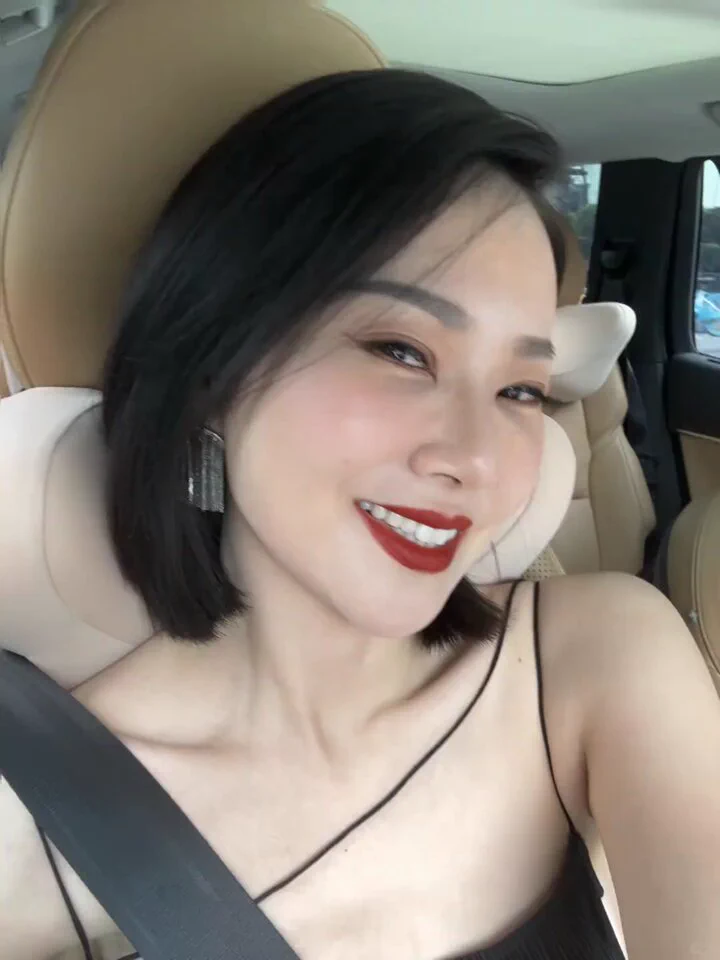 当一个女人欲求不满的时候，好像都会写在脸上，多浓的妆容都盖不住… 不过到了这个年纪，也不用对自己的欲望遮遮掩掩，拍给大家看看，不知道是不是你们喜欢的少妇类型～很久没车震了，好想试试… https://t.co/tqwcxScJTk