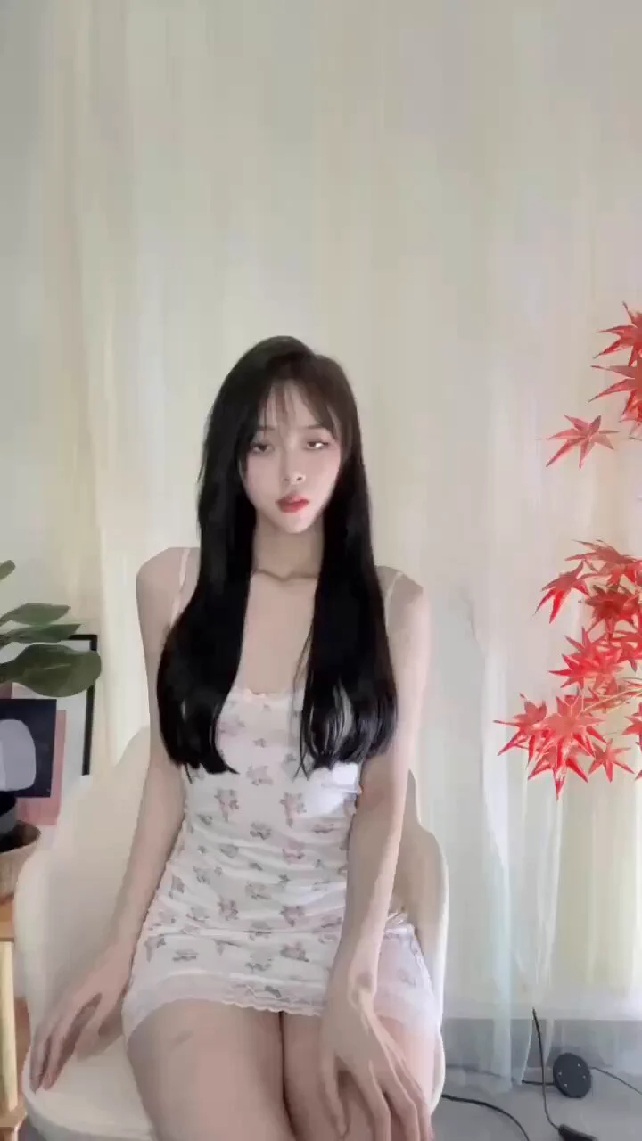浙江名媛高颜值网红小姐姐，反差很强的美女，表面高冷，内心骚，喜欢自拍，脱衣舞超刺激！照片130张，视频52段 完整版在主页 https://t.co/bJNZhmoZju