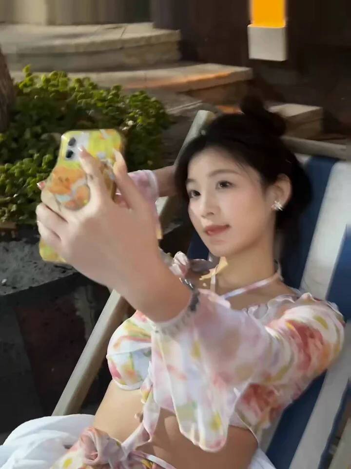 朋友圈照片 vs 推特照片朋友圈人太多了，平时他们眼里我都是个温柔贤惠的宝妈。但实际上私下也会尝试一下捆绑，奶子露在外面的感觉太刺激了…带娃压抑久了，就是会有很多疯狂的性癖，不知道有没有人想陪我尝试下～ https://t.co/AQKmR56g8W