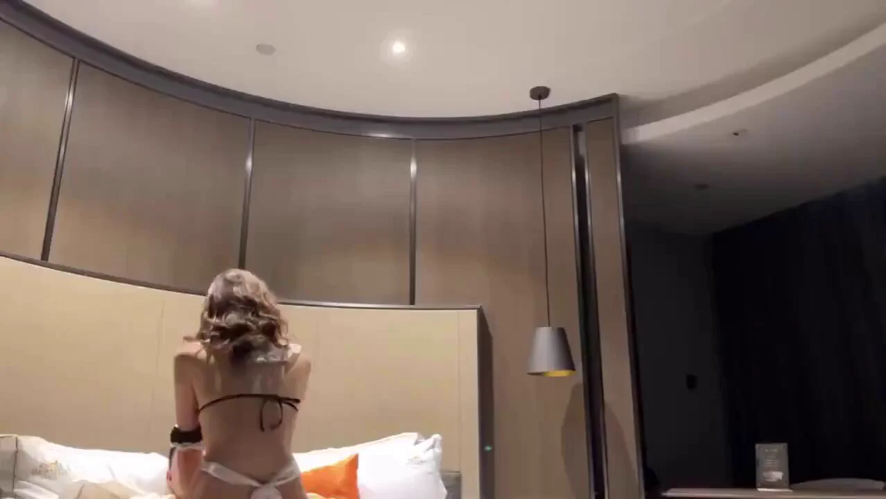 #私信约“别动...”我染着车厘子色的指甲划过他的喉结“这个姿势刚好能...”话音被床单摩擦声切断，我像淋着焦糖的熔岩蛋糕在他掌心化开，每声呢喃都带着草莓奶昔的甜颤~~他就像探险家！手指划过丘陵敏感地带，突然加速的鼻息暴露矿脉位置...考古刷轻轻扫过千年壁画，在某个凹陷处采集到湿润的样本... https://t.co/yy2fq5RMaL