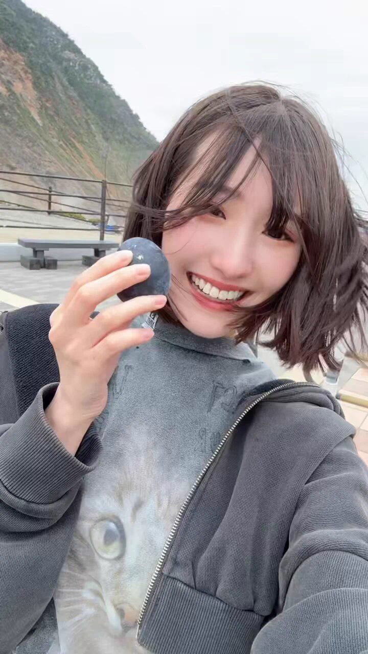 風に煽られすぎて可愛く動画を撮れない新人セクシー女優。 https://t.co/vrMYebyiys