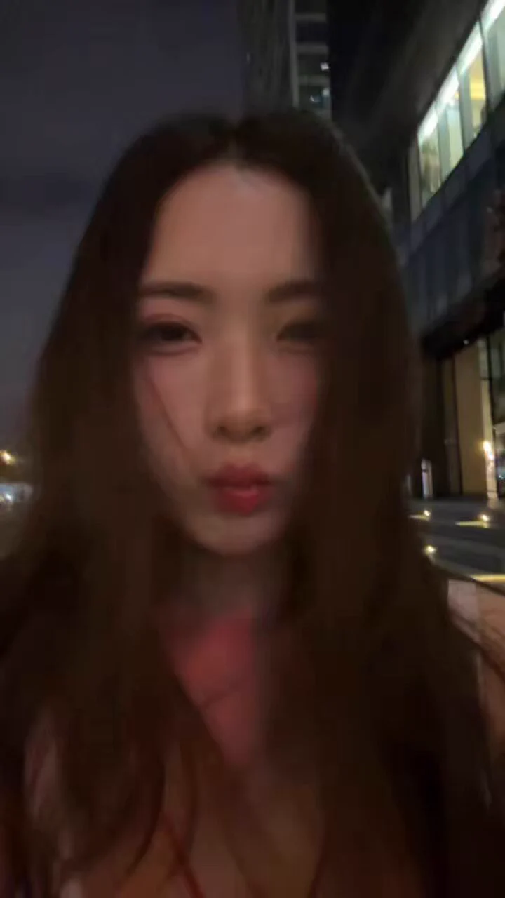 论神奶萌有多贱？昨天被门槛哥在厕所狂操了一番，事后他却跟我说，让我白天在学校离他远一点，装作不认识的样子。然后晚上主动一点，让我每天躲在男厕所等他……我问他我们现在是什么关系，他没回答，直接拿沾满精液淫水的鸡巴插我嘴里了…… https://t.co/CkxdPflP85