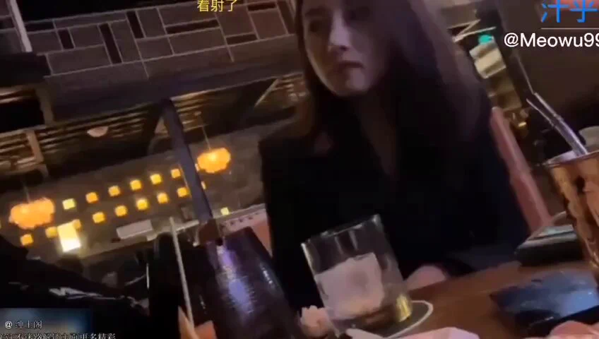 酒吧搭讪高冷御姐，声音甜美性格豪爽有趣，带回酒店智斗一番喝酒进入状态，御姐不胜酒力开始口齿不清，倒在床上就想睡觉，最后被无套猛入，娇喘声响彻整个房间 😍😍😍高清完整版看评论区 https://t.co/4Di95F4QuX