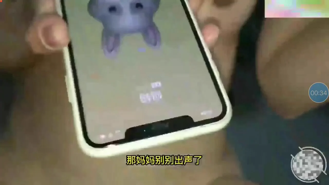 最佳乱伦（弟弟、姐姐、老妈的混乱激情）一边操着姐姐，连老妈打电话查岗都不停下来，主要是姐姐是真的爽啊，面红耳赤是演不出来的，更可恨的是刚内射完姐姐还想着去找老妈高清高清完整版看评论区 https://t.co/PZxd5fUiPO