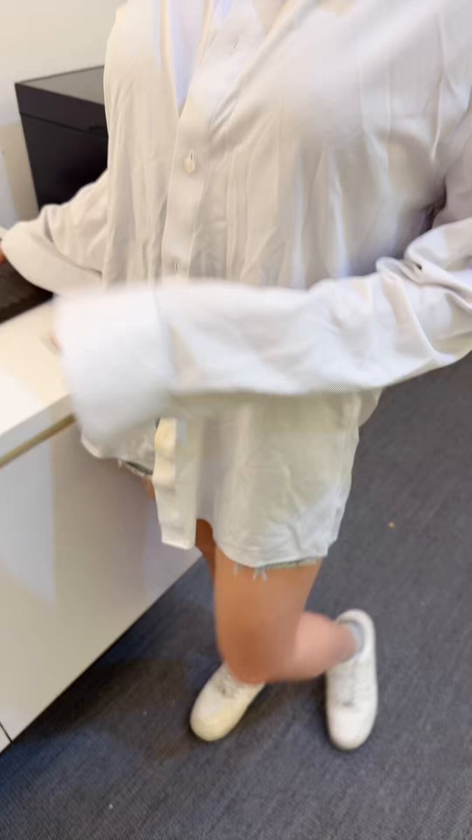 誰的襯衫要借我穿👅 https://t.co/6zZ5lE0W6V