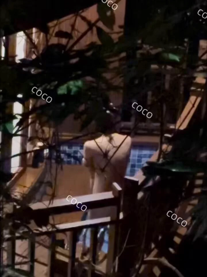 山里面树屋的户外泡池，就在栈道旁边，很难让人不去怀疑是不是故意这么设计的，根本没遮挡～#洗澡偷拍 #漏出 #全裸@luchu888@51luchu_ @luchusmart @luchu888888 @wqganenshi_ @007share https://t.co/zHf35IflJq