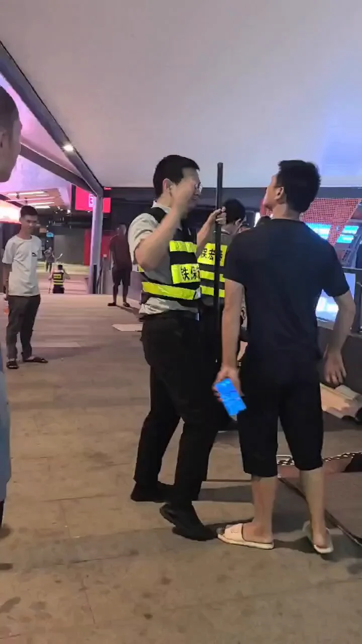 【中国】警備員が襲って来た人民の頭を警棒でぶっ叩く　→人民倒れる　→警備員も倒れるhttps://t.co/kuQPgULhvV