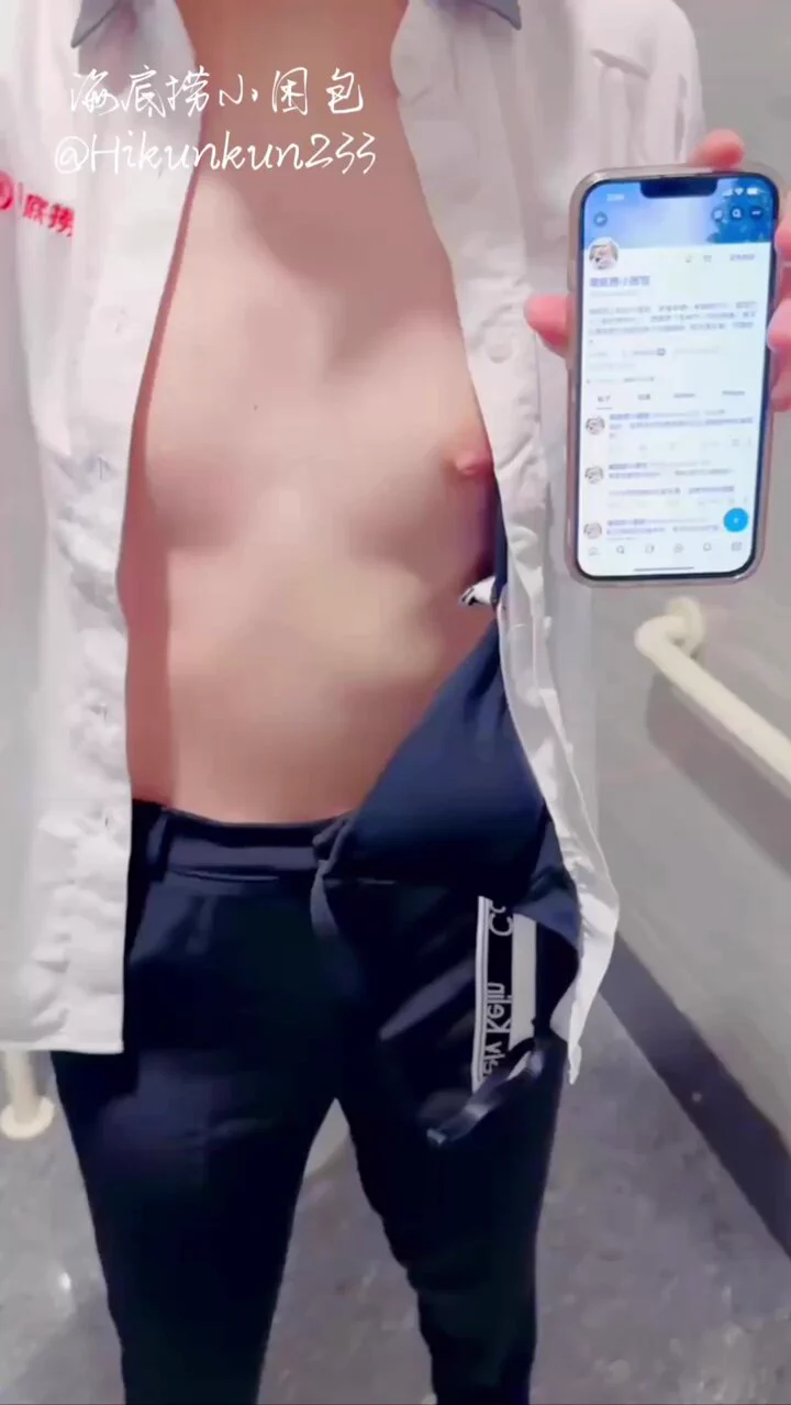 中午前男友特地跑来我们店里，还特地坐我负责的桌子这边。期间就一直问我，他一个人来的，能不能有特殊服务，反正做过那么多次了…最后半推半就被他拉去商场的洗手间了，我得承认，工作期间做爱真的很刺激… 不过还是不喜欢前男友那个狗男人了，最近希望在推特约一下，私信滴滴给位置～ https://t.co/EWoakPgNlN