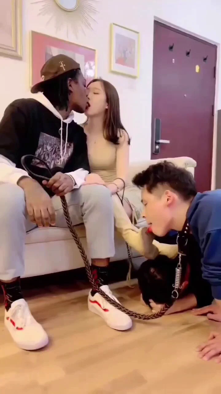 🔥看着自己喜欢的女神被黑人霸占，而两个中国小伙只能给媚黑女神舔鞋！小伙伺候黑人和女神舌吻，还要当烟灰缸，在黑人的胯下爬！最后都伺候到床上去了！🔥完整版，点我个人简介的VIP链接，进入视频群，搜2505273即可看 https://t.co/J9pO9s579q
