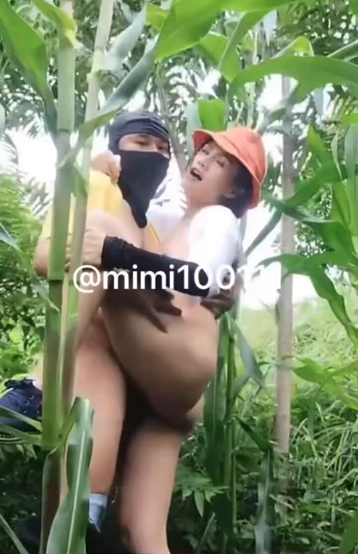 玉米地里的激情😂😂😂高清完整视频在下方👇或👆主页链接下载观看 https://t.co/bWm4nPEp49