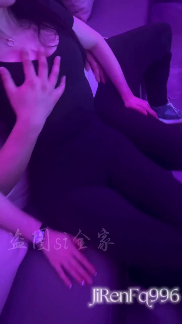 老婆情人的生日，我没去，想着让她放肆一晚。（1）半小时前她急召我到KTV，推门见情人紧搂着她，唱着缠绵情歌，手在她腰间游走，热吻不断。情人瞥我，挑衅道：“今晚她是我的。”两人贴身缠绵，气氛淫靡，我心跳加速。偷问老婆，她娇喘着说怕当场失控，叫我来压场，免得欲火焚身酿祸。 https://t.co/sOjJtcqeyf
