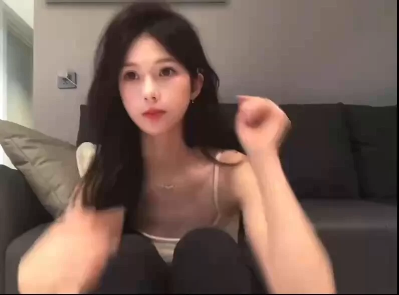 #上海 🦜极品高颜值冷白皮清纯无整 上戏大一在读新人19岁 双一流名校在读 可验身高：165cm体重：42kg   罩杯：D难得一见的清纯  人瘦🐻大百变小精灵 超级反差 💦多紧致🐧：1281079839微：yelangman67电报看图交流反馈群https://t.co/80IfE7z1tN https://t.co/pVGxDVs5at