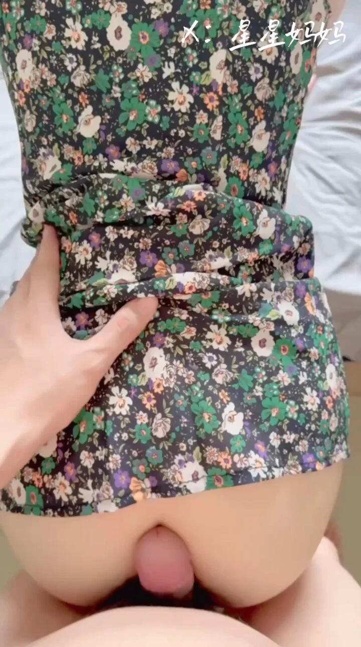 约了一个聊了很久的粉丝见面，本想化了个妆出门，结果他已经在我家门口等我了…想着老公和儿子都不在，就让他进来了。在平时和老公睡觉的床边，被其他男人后入，实在是有点太刺激了…小穴都水流不止…也许这就是偷情的魅力吧～有没有想和人妻宝妈偷情的粉丝，最近接受报名哦，喜欢素质高的大叔～ https://t.co/bxJfQ187TO