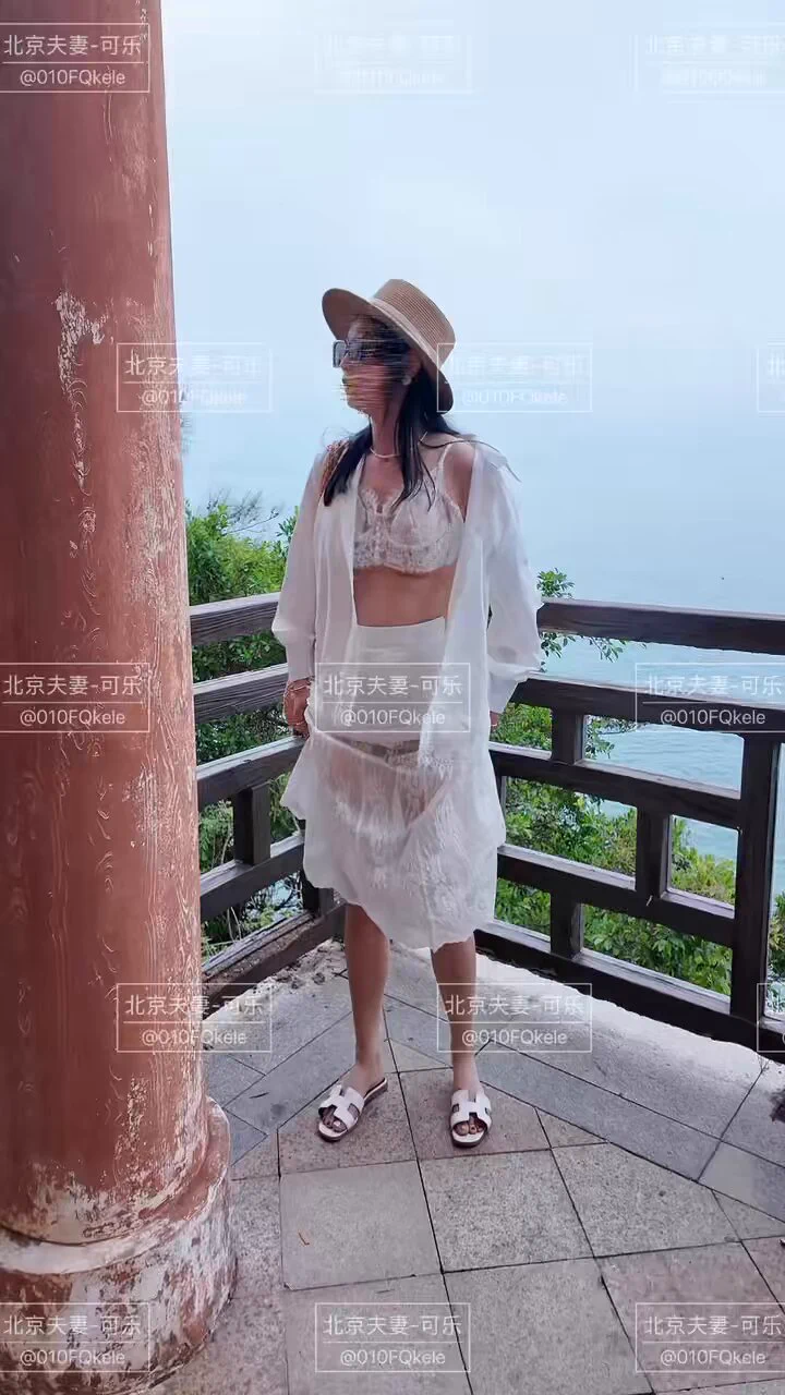 海边栈道露出经常有人路过，一直左右摇头观察路人，躲在柱子后面紧张的尿尿了，如果中途来人了是赶紧小跑还是静静的让路人观看呢又或者其他更刺激的过程😍#露出 #北京夫妻 @luchu888 https://t.co/Hu9Ljg6ABa