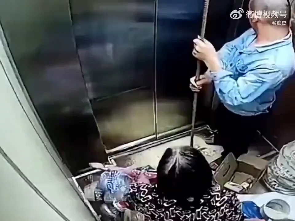 中国で「こういった知的レベルが低すぎる人間が多い」と言われている動画。細い棒を置いたところでセンサーは反応しない。日本ではお目にかかることは無い。 https://t.co/og7J2ErqJv