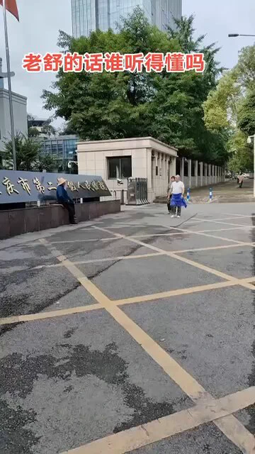 一名老汉日复一日的在重庆第二中级人民法院门外喊冤，每次看到领导的车驶进法院，老汉都会对其大喊：“冤枉呦~冤枉呦”但领导们并未搭理老汉。 https://t.co/9dSUmYJh9Y