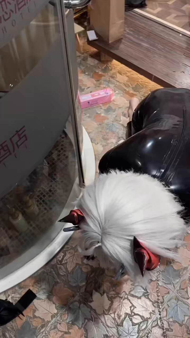 端午节你们去划龙舟吧，我在酒店也能骑龙舟，狠狠的被橄榄了～ https://t.co/QmzngC6OU8