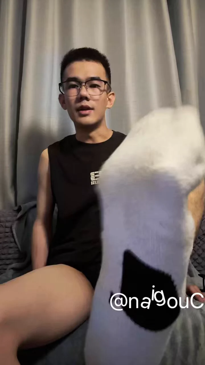 想不想沦为爸爸脚下的贱奴骚狗 🐶浓浓的精液喷在你的脸上，好好享用吧完整视频加门槛可解锁✅ https://t.co/EUQbCybFzC