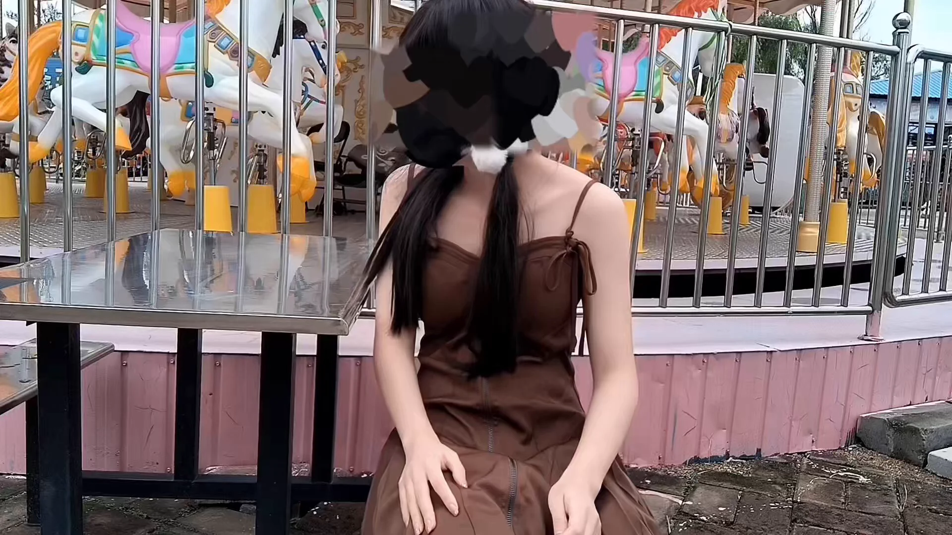 六一一定要去游乐场🎠真空上阵玩游乐场 人是真多，想拍太难了只能挑间隙闪几下☺️刺激程度：⭐️⭐️⭐️⭐️@luchu888 #露出 #人前露出 #社死 #母狗 #反差 https://t.co/iWQN2oOJcd