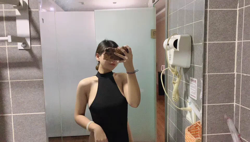 #绿帽献妻 #人妻婊 #骚货人妻 #骚货日常 妈的天天勾引我 无敌了兄弟们 今天来个微露脸吧 https://t.co/UpPCHpR9Lf