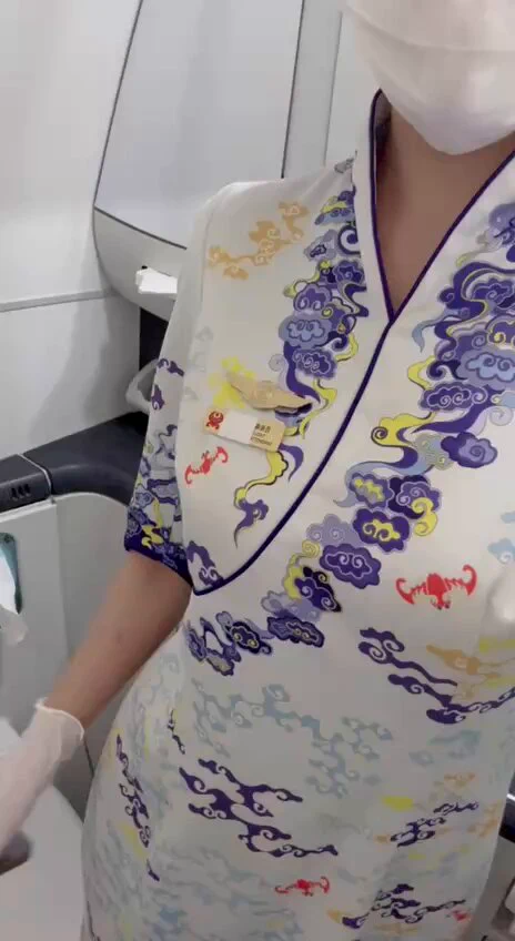 你们的假期，小空姐还在默默的飞… 实在是太无聊了，去洗手间分享一下自己给大家看看吧。掰开屁股的样子是不是还挺好看的，好像在邀请你们后入～一会儿落地，有没有粉丝想接机的～ https://t.co/2D4DQh5bnJ