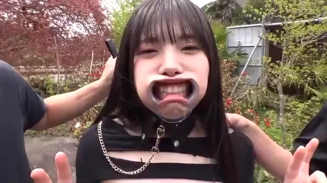 母狗总是在理智与欲望之间纠结，明知道自己正在堕落却控制不了自己犯贱的欲望每次被我勾引的再次玩喷，都会让你这贱逼母狗有强烈的负罪感，好像自己就是个屈从于欲望的欠操烂逼一样可你戒不掉这种快感，只能在败北的负罪感和羞耻中，一脸白痴的无脑喷卵，更多堕落 #反差 #肉便器 #贱 #屌套@wqganenshi_ @tbzt2024 @007share @eggroll_tea