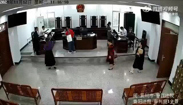 6月3日(发布)，日前，厦门邓清高律师在法庭开庭时，旁听席上的吴女士冲上前扇了邓律师一巴掌，邓律师随即还手也打了对方一下，结果邓律师被拘留3日，先打人的吴女士被罚了几百元。张敬辉律师表示，如果庭上有人打了法官一下，法官再还手，公安会不会把法官拘了？ https://t.co/bbI5I64RRh