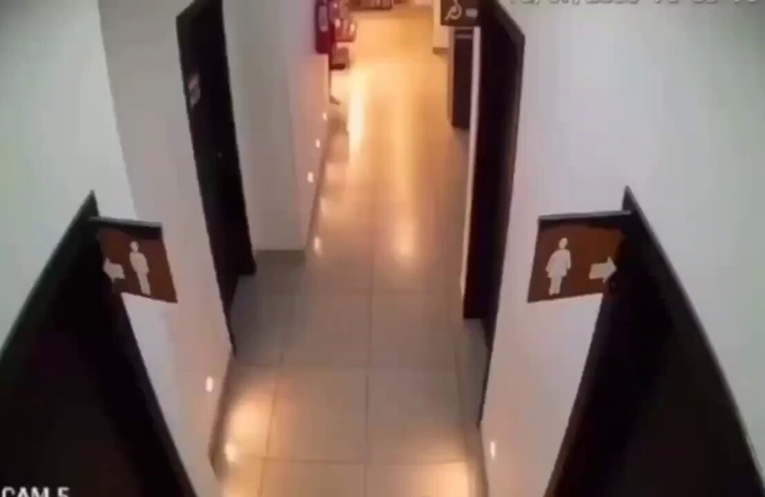 Man encuentra a su amada poniéndole los cuernos la sigue y procede a darle caricias por infiel ,tu harías lo mismo o simplemente la mandas a la vrga ? https://t.co/F95uIji82H