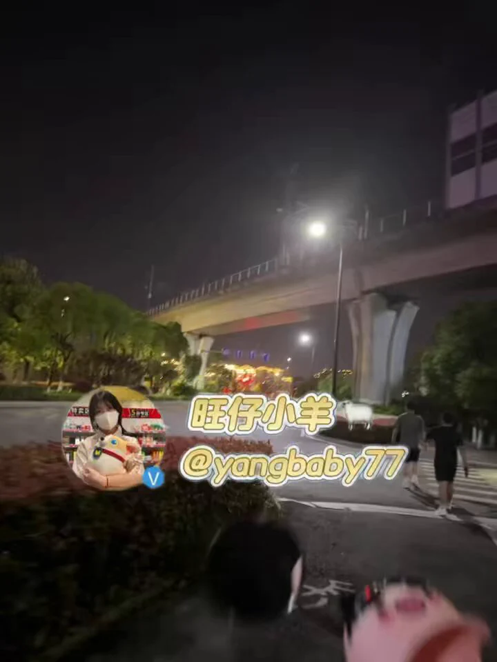 和闺蜜吃完饭，找了个摩托车师傅载我回家！在摩托车后座上偷偷户外露出摸胸抖奶！前面还有路人在走！差点就被路人和摩托车师傅看见了！还好天比较黑后视镜照不到我！我说有树叶掉在衣服里了，抖一下！嘻嘻！@SexytoBaby@SexytoLady @SexytoDoll @SexytoGirl https://t.co/KQPHhd8sxs