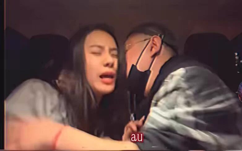 如何相处现代社会交往的确越来越难～夫妻，恋人，情人，朋友这些亲密关系与路人，同事，网友，公众相比，特么也都好不到哪儿去。原因无他，除了信任被利益裹挟外，还增加了一个无处不在的他者～网络与手机。 https://t.co/KGGrOOszdW