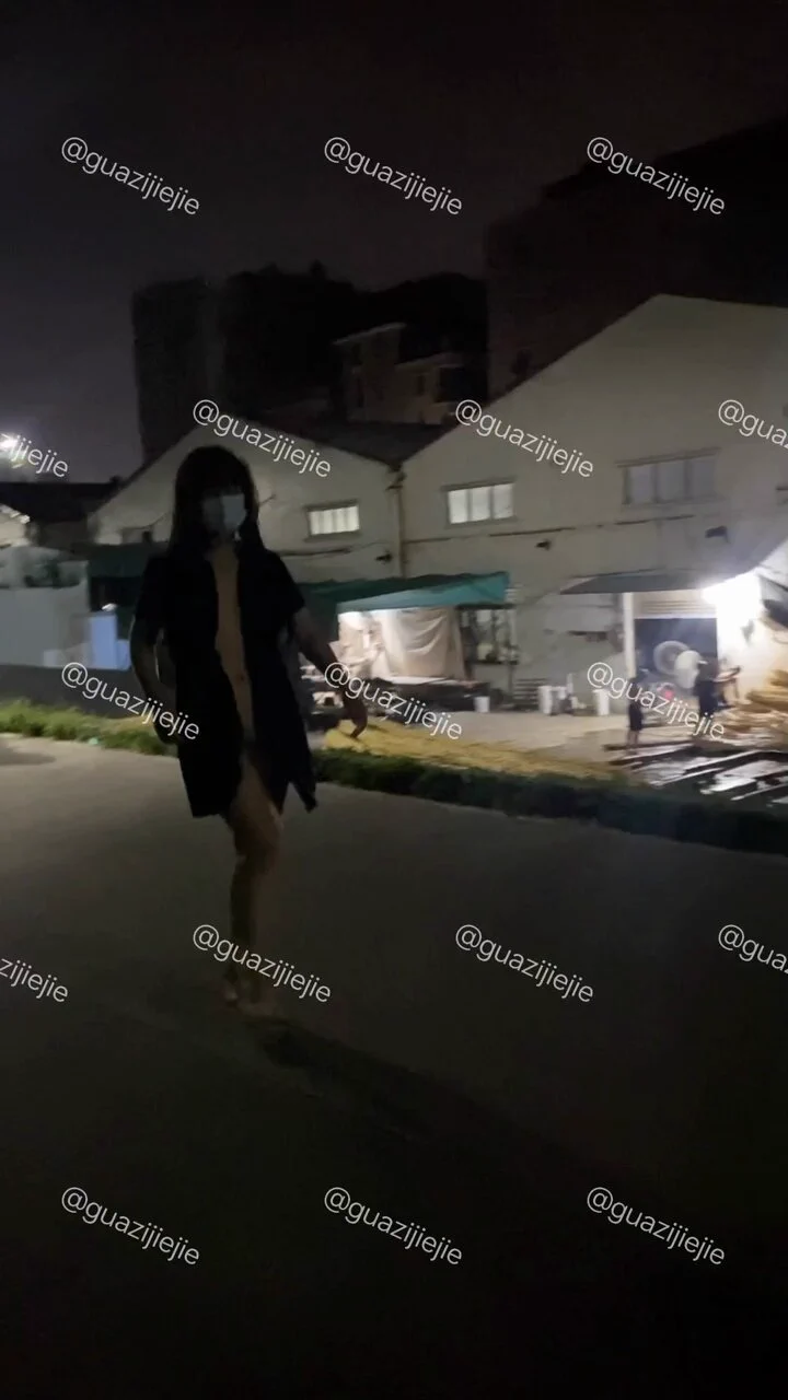 三个大哥一直盯着看，又不上来看两眼吗？后面还有情侣过来，怎么这么多人哦@luchu888 https://t.co/NmVoWQCTkU
