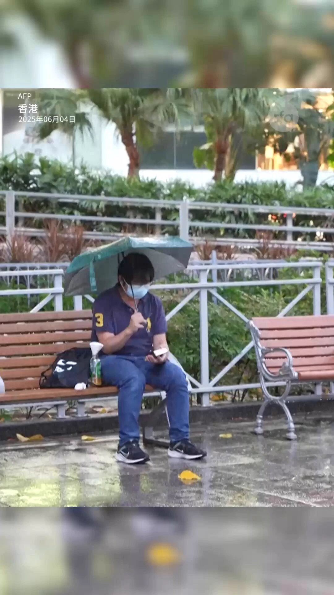【香港六四 警方如临大敌 共12人被带走】六四36周年，香港警方全面警戒，过去办悼念活动的维多利亚公园和附近的铜锣湾一带布满制服和便衣警察。陆续有个别人士做出悼念动作但都马上被制止。香港警察称，截至当晚23:30，香港岛中区与东区共有12人涉嫌“作出扰乱秩序行为”被带走，年龄介乎15至69岁。警察通报称，这12人当中，八人已获准离开。#六四36 #香港 #维园 #铜锣湾 #悼念