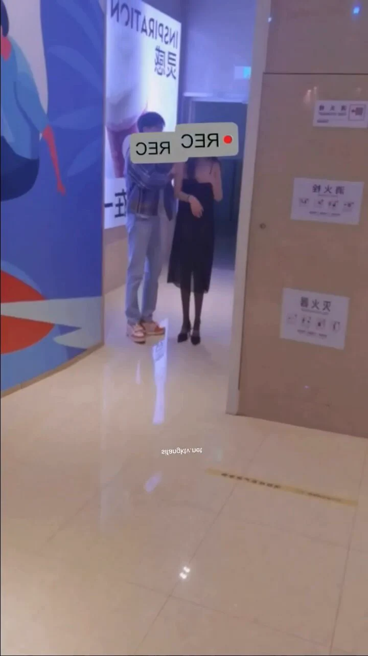 绿奴最心酸，莫过于老婆身心沦陷于情人。白天，她与他在商场十指紧扣，热吻缠绵，旁人艳羡他们的甜蜜。晚上，她在他胯下婉转承欢，丝袜撕裂，双腿颤抖，任他肆意驰骋，娇喘不止。我却独守空房，机械地做着家务，心如刀割，苦等她带回那满载屈辱与炽热精液的避孕套，泪水与欲望在胸中翻涌。 https://t.co/JVOVSevhvU