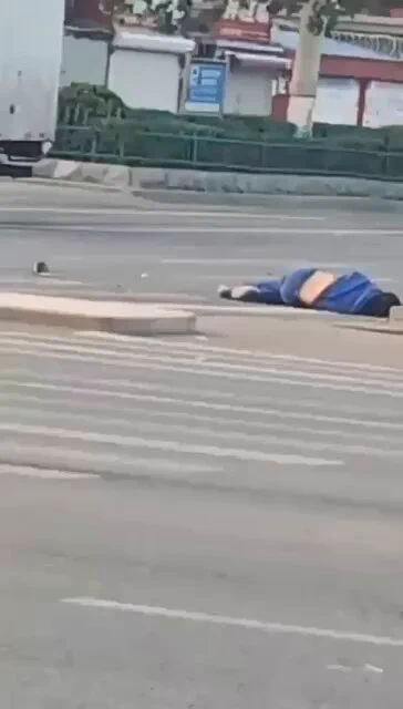 网曝6月5日(发布) 山东郓城县东门街，一辆大众轿车沿途撞倒多人后逃逸，视频显示沿途不断能看见倒在地上的伤者。 https://t.co/xw56XbFd7I