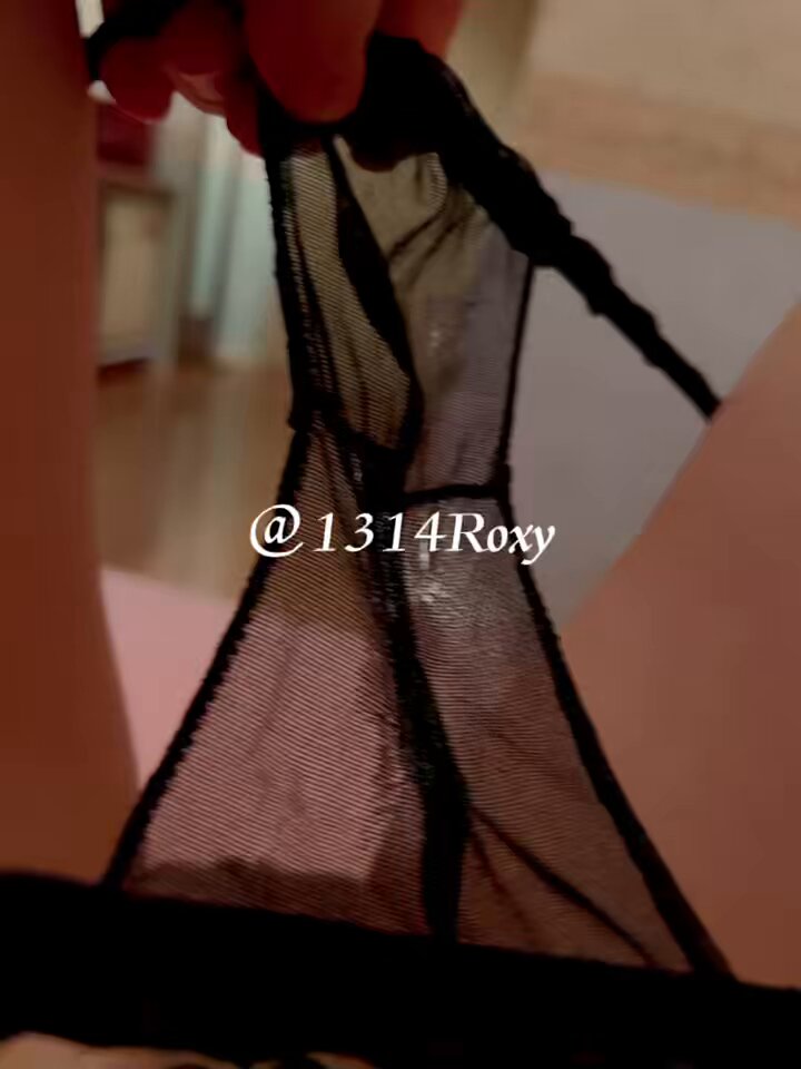 【Roxy精品调教】
一个充满爱意的视频～为什么把出轨，绿帽看成羞耻的事情呢，既然老公喜欢玩绿帽，愿意成为妻子的绿奴，那么当妻子的为了满足老公，同时也是满足自己，又未尝不可呢？正是爱老公，才会内射把沾满精液的内裤当做礼物🎁送给老公啊～
【更多内容欢迎订阅私推，更多幕后都在里面哦～】 https://t.co/BAYr1b69wA