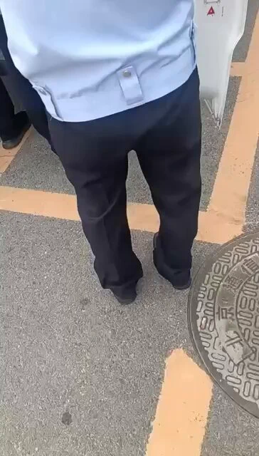 6月6日，几名警察将一位访民强行抬上警车，随后又将其按在车上背铐。一旁的路人说：“瞧见没有，这就是人民警察”“人家多大岁数了，这么治她”“她犯什么法了”“你们太欺负人了” https://t.co/RG3gt4mH3c