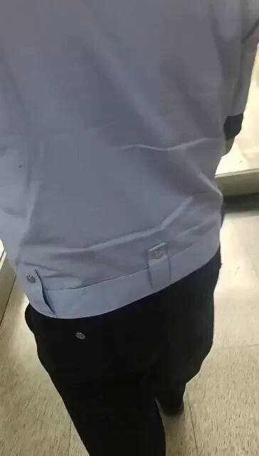 6月6日，几名警察将一位访民强行抬上警车，随后又将其按在车上背铐。一旁的路人说：“瞧见没有，这就是人民警察”“人家多大岁数了，这么治她”“她犯什么法了”“你们太欺负人了” https://t.co/RG3gt4mH3c