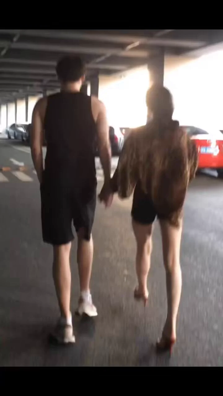 前老公送我来见绿主～手拉手差点当街亲吻😭 https://t.co/9vFfjKnmLb