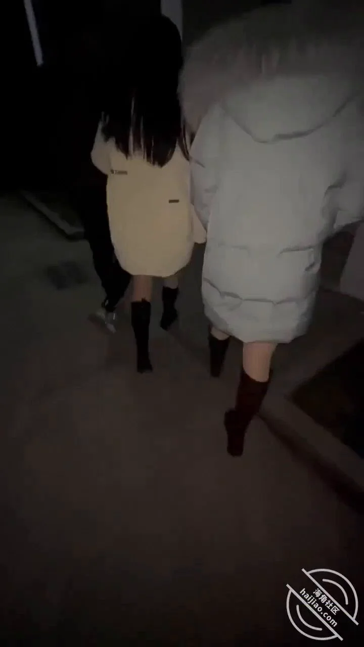 昨天带老婆参加同学聚会，喝断片了。他们哄着我老婆去打牌。牌局后，她发信息说被“斗地主”了，三同学轮番上阵，干得她高潮喷汁，淫叫连连。我听完鸡儿硬了，羞辱感混着快感爆棚。她却笑着说只是逗我玩，真假难辨，挑逗得我更想一探究竟！ https://t.co/niA4IbevSv