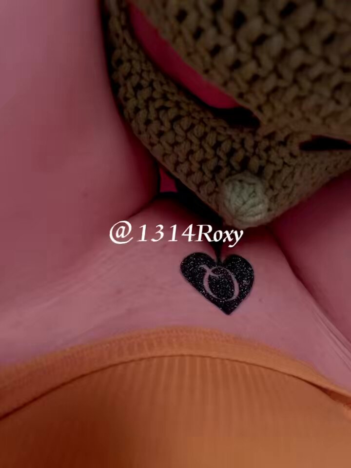 【Roxy绿帽小课堂】淫妻和绿奴最大的区别在于丈夫是否愿意清理情夫射进自己爱妻逼里精液～这是混着自己女人发情的淫水，浇灌过子宫的散发着腥香的混合液体，做妻子的一定要引导绿帽丈夫跪在自己夸下，放下尊严，用舌头清理后并吞下绿主宝贵的精华，这绿奴的必经之路。
【更多完整版内容请订阅私推👄】 https://t.co/vqd0m56ypV