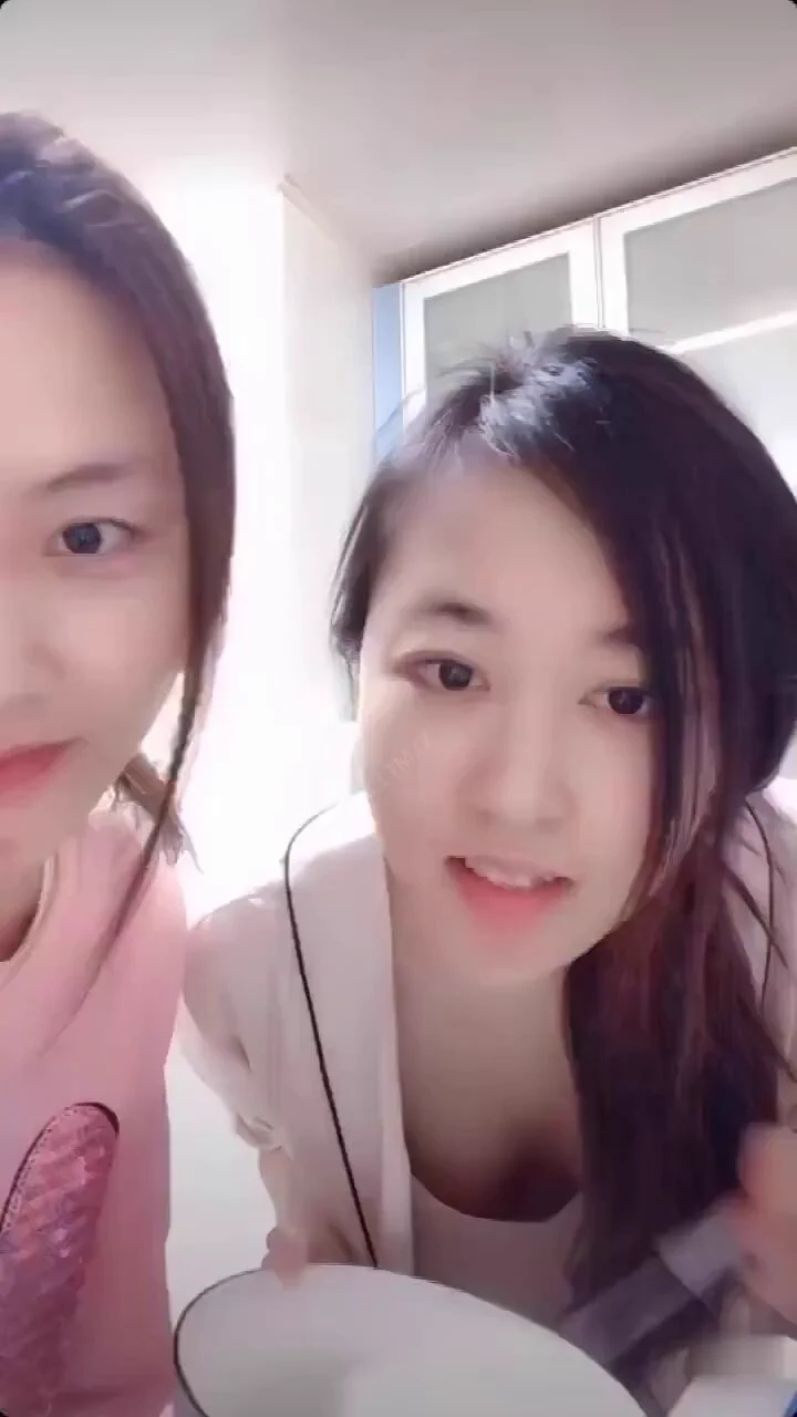 美女胸口好深的伤口😍😍 https://t.co/Tfgc6mTBUX