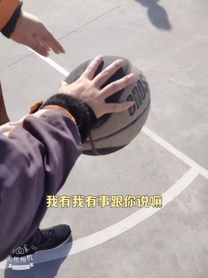 极品体育老师勾搭正打球的男同学，趁旁边没人就把同学往自己车上拉，刚开始很害羞，坐在车里一动也不敢动，但看到身材这么好的老师，心里也发痒痒，尤其看到那双巨乳，忍不住揉来揉去，还主动掰开老师双腿吸允嫩穴，在老师一步步教导下还让顶着花心内射~完整版看一楼回复哈~https://t.co/CvQ7Gg4JnD